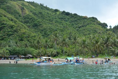 AURORA, PH - 21 NİSAN 21 Nisan 2019 'da Dingalan, Aurora, Filipinler' deki White Beach Resort 'ta insanlar toplandı.