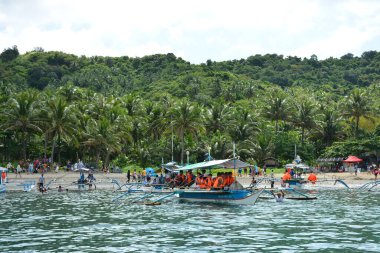 AURORA, PH - 21 NİSAN 21 Nisan 2019 'da Dingalan, Aurora, Filipinler' deki White Beach Resort 'ta insanlar toplandı.
