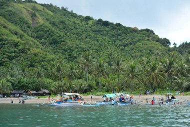 AURORA, PH - 21 NİSAN 21 Nisan 2019 'da Dingalan, Aurora, Filipinler' deki White Beach Resort 'ta insanlar toplandı.