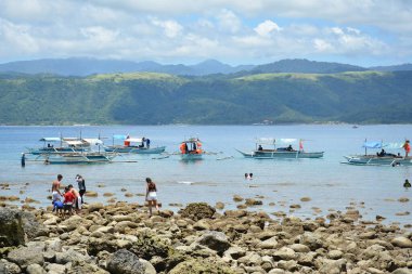 AURORA, PH - 21 NİSAN 21 Nisan 2019 'da Dingalan, Aurora, Filipinler' deki White Beach Resort 'ta insanlar toplandı.