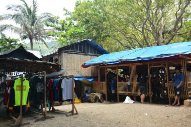 AURORA, PH - 21 Nisan - 21 Nisan 2019 'da Dingalan, Aurora, Filipinler' deki White Beach Resort 'taki hediyelik eşya dükkanı.