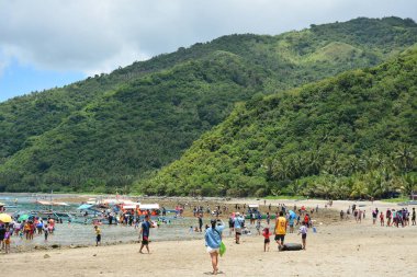 AURORA, PH - 21 NİSAN 21 Nisan 2019 'da Dingalan, Aurora, Filipinler' deki White Beach Resort 'ta insanlar toplandı.