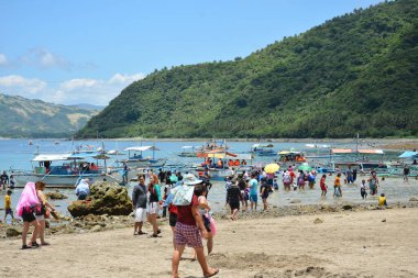 AURORA, PH - 21 NİSAN 21 Nisan 2019 'da Dingalan, Aurora, Filipinler' deki White Beach Resort 'ta insanlar toplandı.