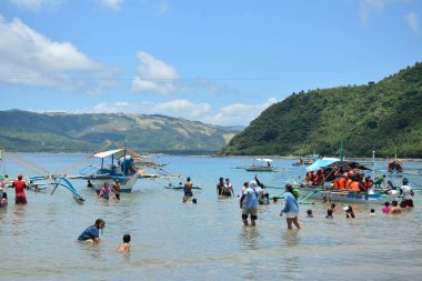 AURORA, PH - 21 NİSAN 21 Nisan 2019 'da Dingalan, Aurora, Filipinler' deki White Beach Resort 'ta insanlar toplandı.