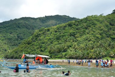 AURORA, PH - 21 NİSAN 21 Nisan 2019 'da Dingalan, Aurora, Filipinler' deki White Beach Resort 'ta insanlar toplandı.