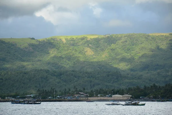 オーロラ エイプリル21 フィリピンのオーロラで2019年4月21日にボートと山と海の景色 — ストック写真
