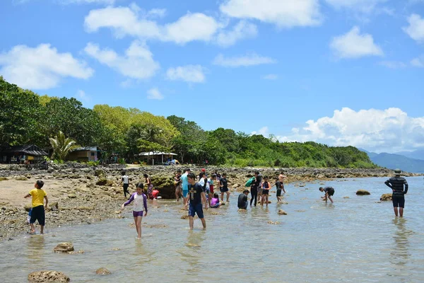 Aurora April 2019年4月21日 人们聚集在菲律宾奥罗拉 丁加兰的白色海滩度假胜地 — 图库照片