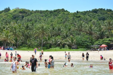 AURORA, PH - 21 NİSAN 21 Nisan 2019 'da Dingalan, Aurora, Filipinler' deki White Beach Resort 'ta insanlar toplandı.