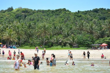 AURORA, PH - 21 NİSAN 21 Nisan 2019 'da Dingalan, Aurora, Filipinler' deki White Beach Resort 'ta insanlar toplandı.