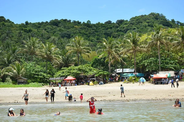 Aurora Abril Pessoas Reúnem White Beach Resort Abril 2019 Dingalan — Fotografia de Stock