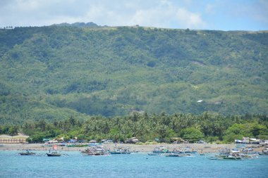 AURORA, PH - 21 Nisan - 21 Nisan 2019 'da Dingalan, Aurora, Filipinler' de teknelerle dağ ve deniz manzarası.