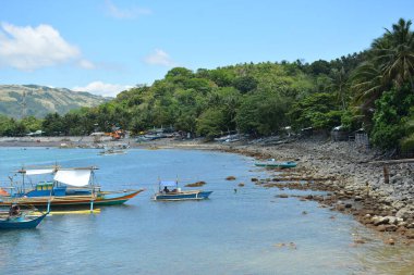 AURORA, PH - 21 Nisan - 21 Nisan 2019 'da Filipinler' in Aurora kentindeki Dingalan besleme limanında motorize ahşap botlar.