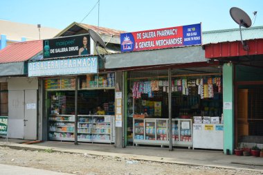 AURORA, PH - 21 Nisan - 21 Nisan 2019 'da Dingalan, Aurora, Filipinler' de çeşitli komşu mağaza cepheleri.