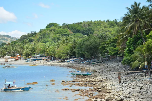 AURORA, PH - 21 Nisan - 21 Nisan 2019 'da Filipinler' in Aurora kentindeki Dingalan besleme limanında motorize ahşap botlar.