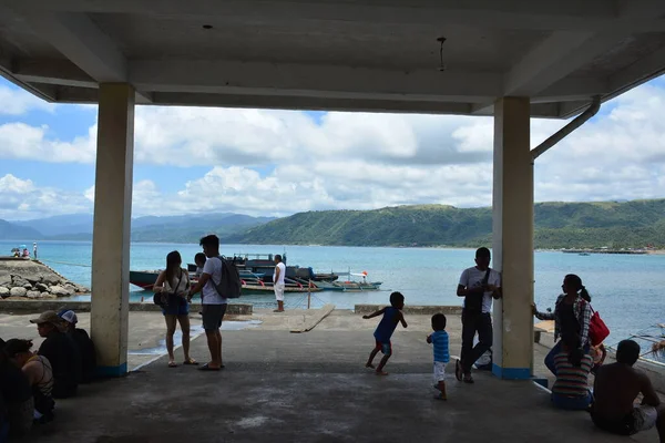 AURORA, PH - 21 Nisan - İnsanlar 21 Nisan 2019 'da Filipinler' in Aurora kentindeki Dingalan besleme limanında toplandı.