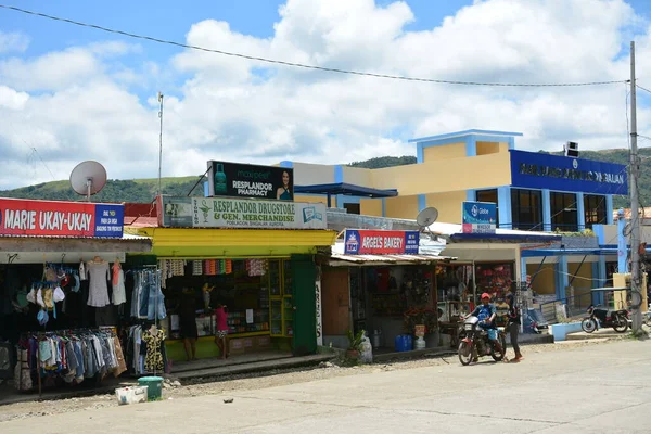 AURORA, PH - 21 Nisan - 21 Nisan 2019 'da Dingalan, Aurora, Filipinler' de çeşitli komşu mağaza cepheleri.