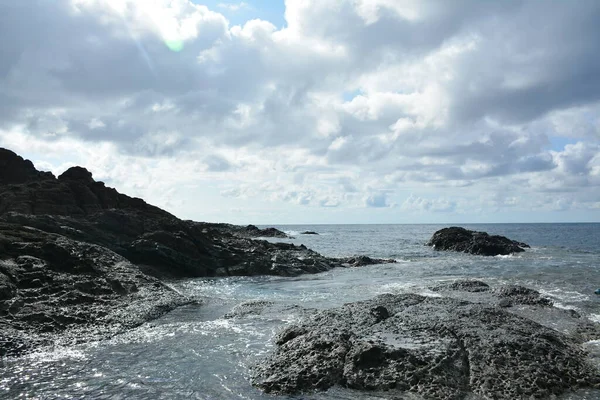 菲律宾奥罗拉丁加兰达瑙海滩度假胜地的岩石形成和海水 — 图库照片