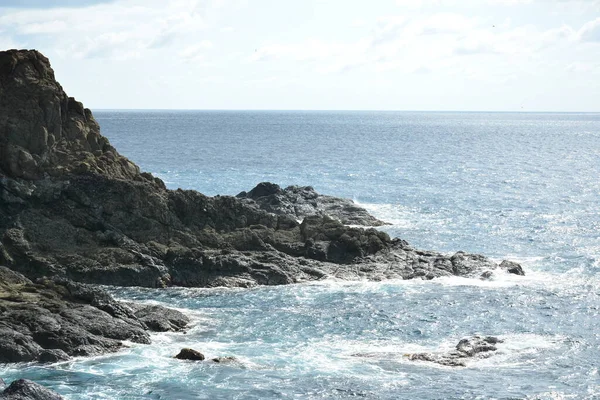 菲律宾奥罗拉丁加兰达瑙海滩度假胜地的岩石形成和海水 — 图库照片