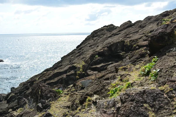 菲律宾奥罗拉丁加兰达瑙海滩度假胜地的岩石形成和海水 — 图库照片