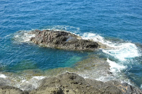 菲律宾奥罗拉丁加兰达瑙海滩度假胜地的岩石形成和海水 — 图库照片
