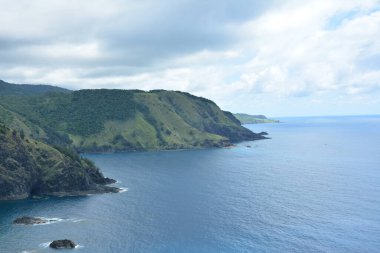 Dingalan, Aurora, Filipinler 'deki Dağ manzaralı beyaz sahil beldesinde kaya oluşumu ve deniz suyu