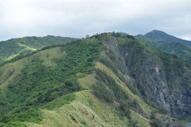Dingalan, Aurora, Filipinler 'deki Dağ manzaralı beyaz plaj beldesinde kaya oluşumu