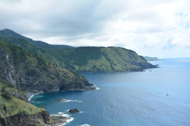 Dingalan, Aurora, Filipinler 'deki Dağ manzaralı beyaz sahil beldesinde kaya oluşumu ve deniz suyu