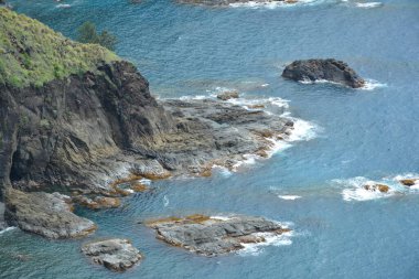 Dingalan, Aurora, Filipinler 'deki Dağ manzaralı beyaz sahil beldesinde kaya oluşumu ve deniz suyu