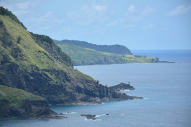 Dingalan, Aurora, Filipinler 'deki Dağ manzaralı beyaz sahil beldesinde kaya oluşumu ve deniz suyu