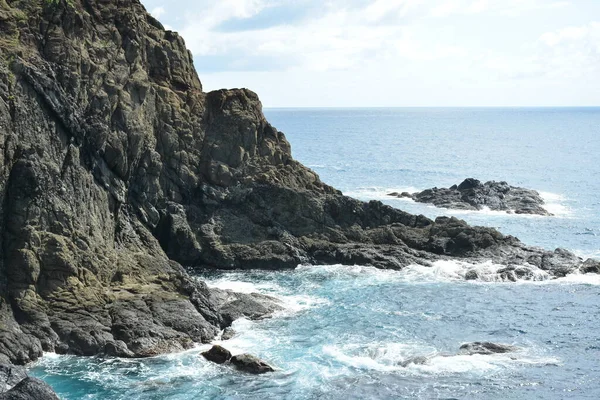 해변에는 바위가 있으며 필리핀 오로라 의물이 — 스톡 사진