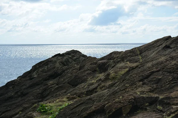 フィリピン オーロラ州ディンガランのダナオビーチリゾート岩の形成と海水 — ストック写真