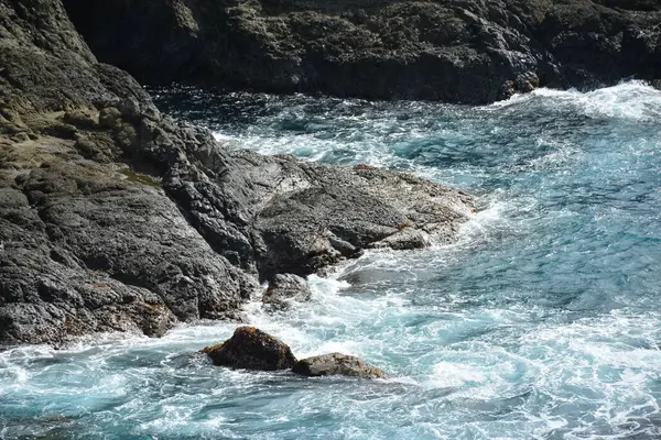 菲律宾奥罗拉丁加兰达瑙海滩度假胜地的岩石形成和海水 — 图库照片