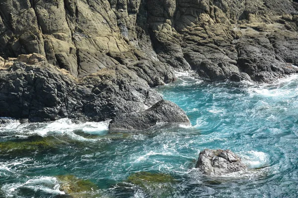 フィリピン オーロラ州ディンガランのダナオビーチリゾート岩の形成と海水 — ストック写真