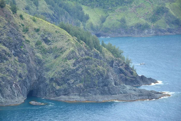 Felsformation Und Meerwasser Weißen Badeort Mit Bergblick Dingalan Aurora Philippinen — Stockfoto