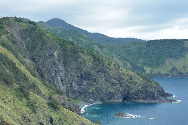 Formação Rochosa Água Mar Vista Montanha Resort Praia Branca Dingalan — Fotografia de Stock