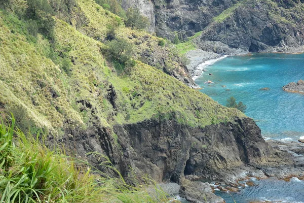 지대에 바위가 바닷물이 필리핀 오로라에 휴양지 — 스톡 사진