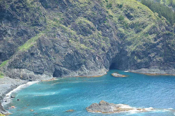 菲律宾奥罗拉丁加兰白色海滩度假胜地山景中的岩石形成和海水 — 图库照片