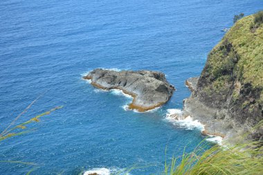 Dingalan, Aurora, Filipinler 'deki Dağ manzaralı beyaz sahil beldesinde kaya oluşumu ve deniz suyu