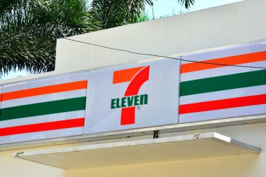 QUEZON CITY, PH - MAR 30 - 7 11 market tabelası 30 Mart 2018, Quezon City, Filipinler.