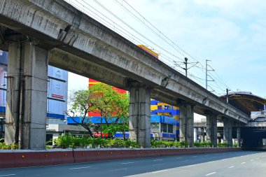 QUEZON CITY, PH - MAR 30 - LRT 2 (Light rail transit 2) tren hattı 30 Mart 2018, Quezon City, Filipinler.