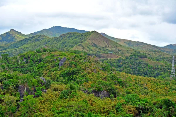 フィリピンのリサールで育つ山と岩と木 — ストック写真