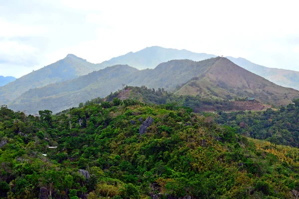 Горы Скалы Плюс Деревья Растущие Ризале Филиппины — стоковое фото