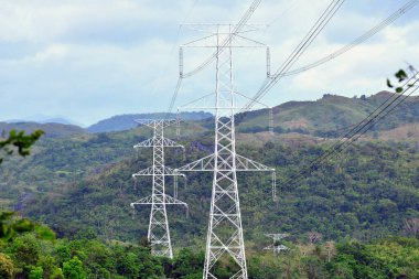 Filipinler, Rizal 'de yüksek elektrik kulesi ve elektrik hatları