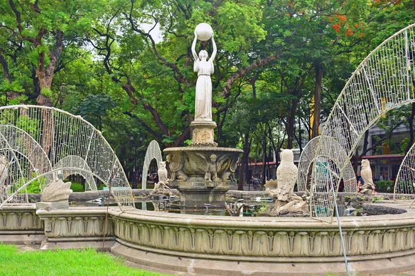 马尼拉 June 2018年6月2日在菲律宾马尼拉 圣托马斯大学智慧之泉雕像 — 图库照片