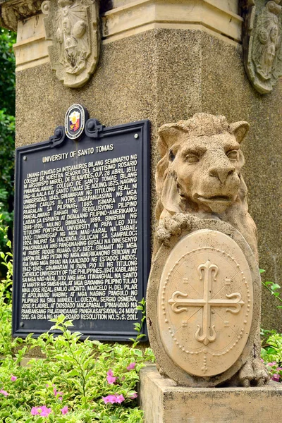 马尼拉 June 2018年6月2日在菲律宾马尼拉 圣托马斯大学狮子雕像 — 图库照片