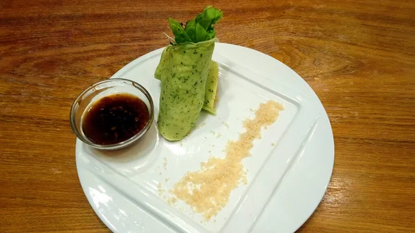 Groene Bladgroenten Lumpia Wrap Roll Met Saus Deel Van Restaurant — Stockfoto