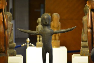 MANILA, PH - 8 Temmuz - Ulusal Antropoloji Müzesi 8 Temmuz 2018 tarihinde Manila, Filipinler 'de oyulmuş ahşap figür.