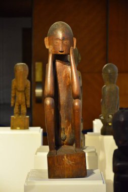 MANILA, PH - 8 Temmuz - Ulusal Antropoloji Müzesi 8 Temmuz 2018 tarihinde Manila, Filipinler 'de oyulmuş ahşap figür.