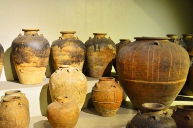 Ulusal müzede kilden bir galon su depolama sergisi.