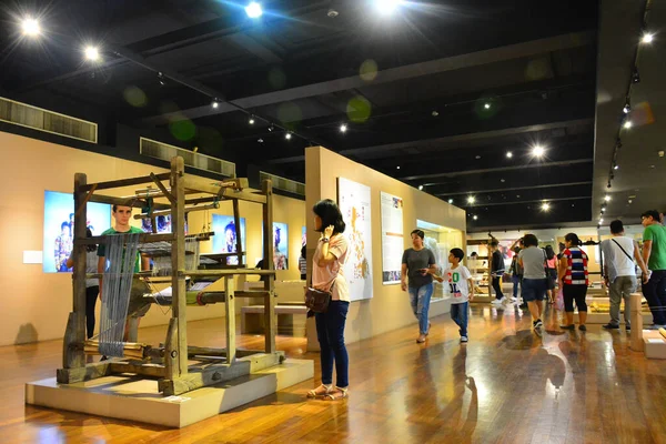 马尼拉 July 国立人类学博物馆菲律宾纺织品展区 2018年7月8日 菲律宾马尼拉 — 图库照片